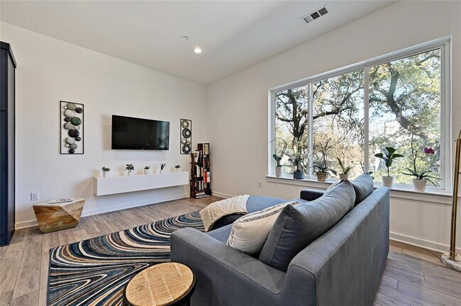 Building Photo - 2804 S 1st St