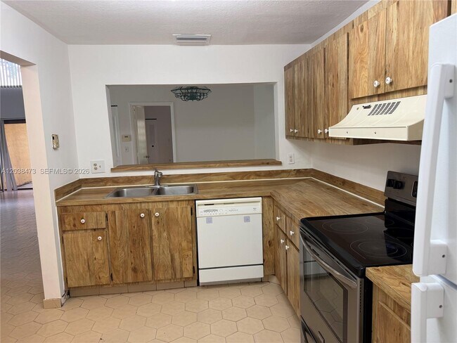 Building Photo - 1540 NW 93rd Ave