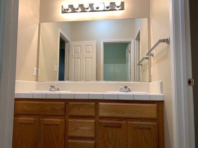 Building Photo - Beautiful 4 bed home in Northwest Bakersfi...