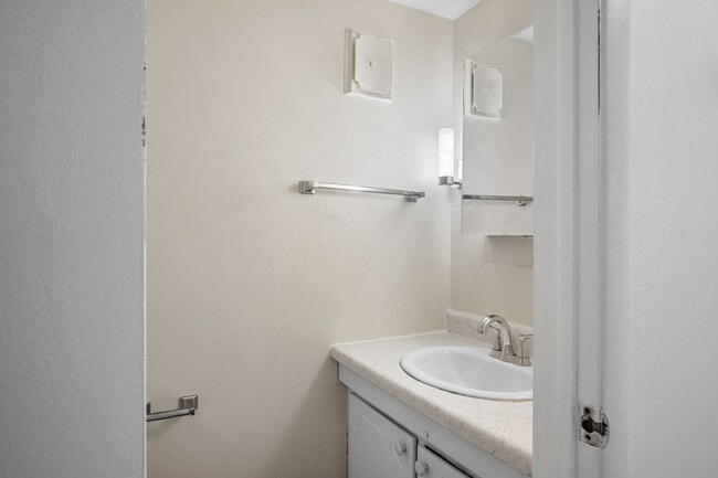 Building Photo - 3 to 4 Bed/3 1/2 Bath. Pet friendly.  Reserved Parking