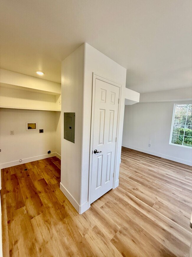 Building Photo - Remodeled 3-BR Lexington Townhome - End Unit