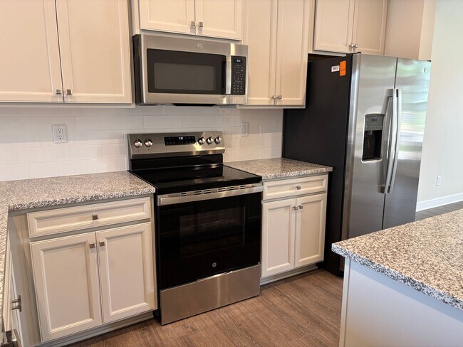 Building Photo - Pristine, move-in ready Townhome located i...