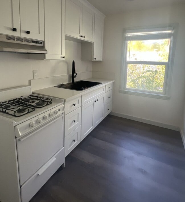 Primary Photo - Charming 1-bedroom home