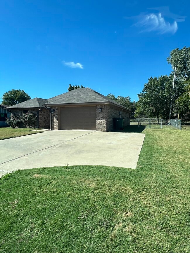 Building Photo - 306 Lux Dr