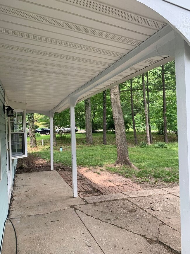 Building Photo - MADISON RANCH WITH 2 BATHS!