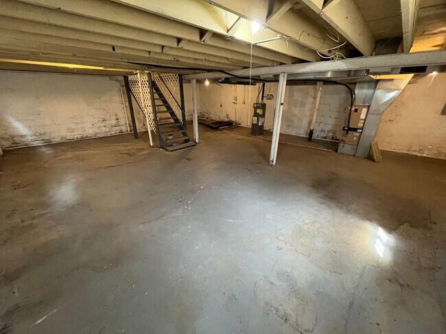 Building Photo - Two Bedroom Home with Attached Garage Move...