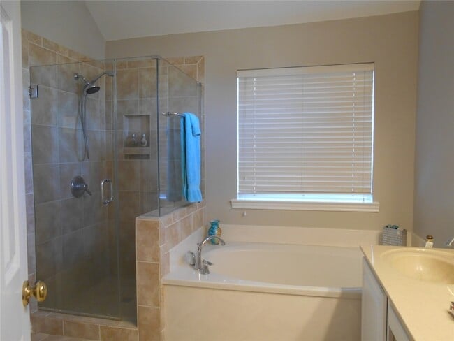 Building Photo - 4804 Holly Berry Dr