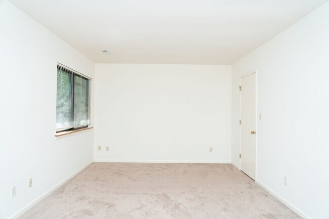 Building Photo - 2 Bedroom Townhouse Available in July