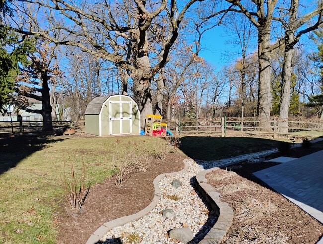 Building Photo - 4958 Oak Ln