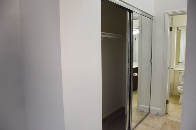 Building Photo - 8215 E White Oak Ridge