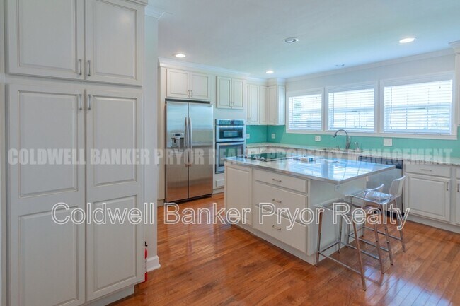 Building Photo - 4890 College Dr E