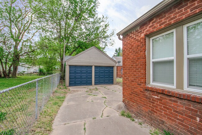 Building Photo - Charming Duplex 1/1 Duplex With Storage!