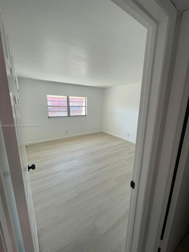 Building Photo - 2520 NW 52nd Ave