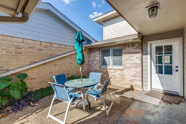 Building Photo - 3 Bed 2.5 Bath on Golf Course with Private Backyard