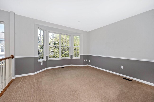 Building Photo - Fantastic End Unit Townhouse For Lease