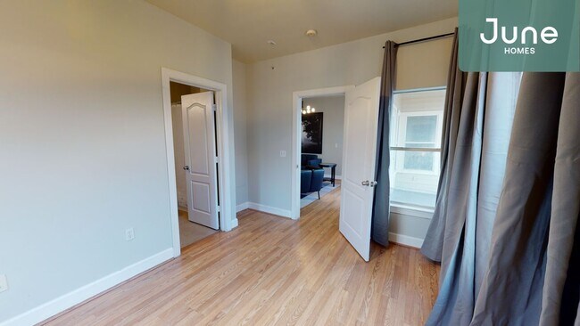 Building Photo - Queen room in 4-bed/4.0-bath Home
