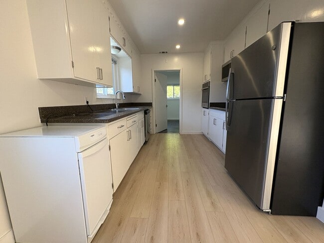 Building Photo - Charming 2 Bedroom, 2 Bathroom Home in Redwood City