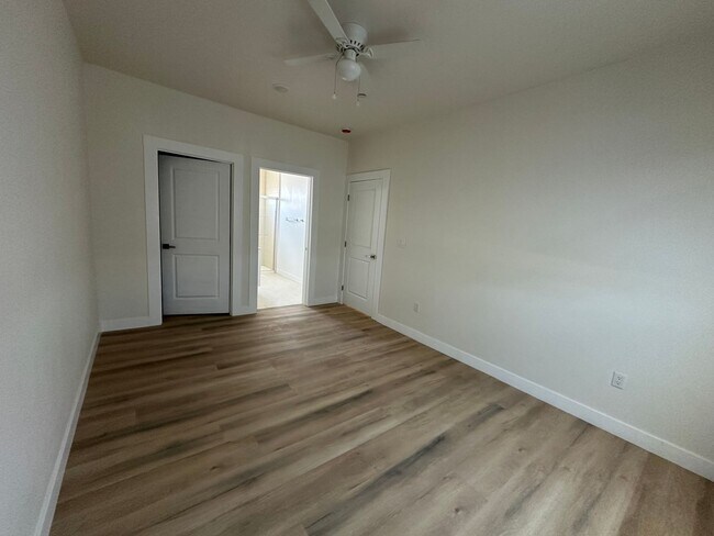 Building Photo - 165 W 75th St