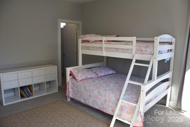 Building Photo - 916 Westbrook Dr