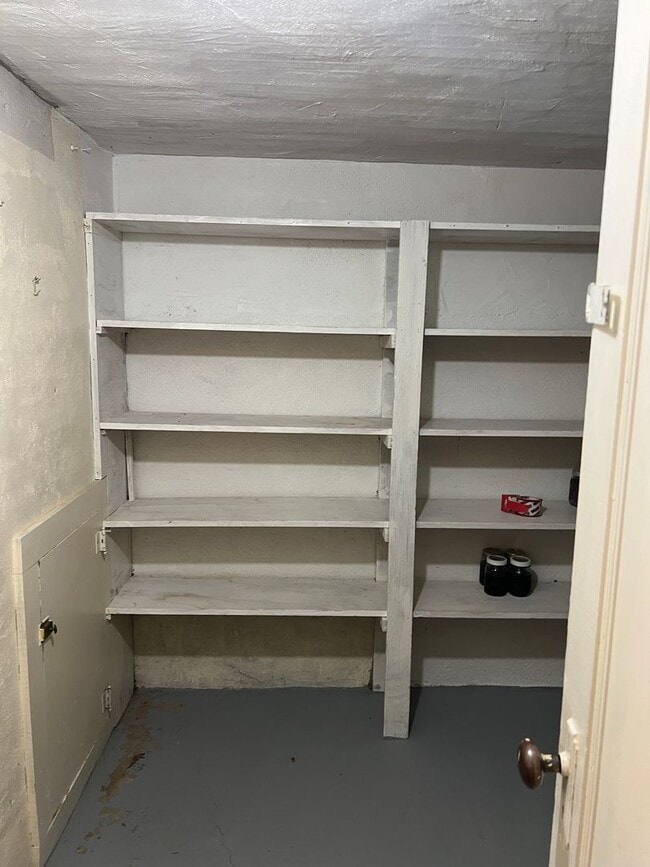 Building Photo - Charming 5 Bed, 2 bath home in the heart o...