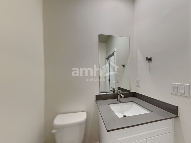 Building Photo - 1053 Woodsome Ave