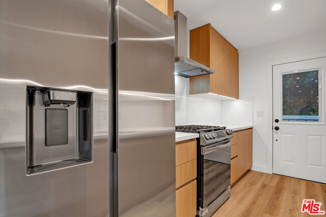 Building Photo - 950 Havenhurst Dr