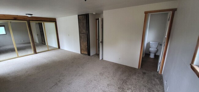 Building Photo - 2 bed 1.5 bath Downtown Bend - Large Master - Fenced Yard