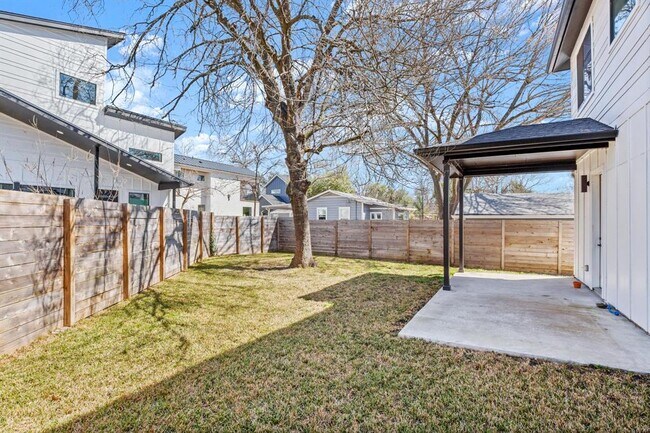 Building Photo - 1702 Cullen Ave