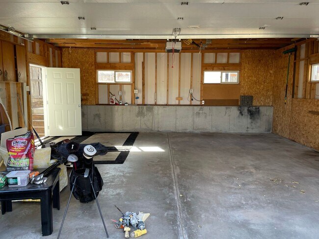 Building Photo - 3 Bed 2 Bath Home With 2000+ Square Feet With Exclusive Access to Rock Island Trail!!