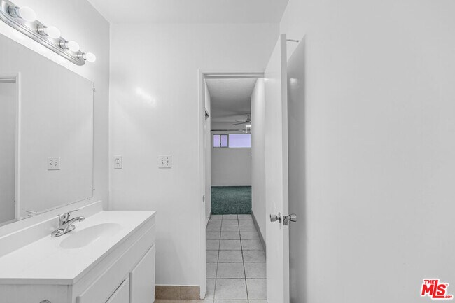 Building Photo - 1812 N Gramercy Pl