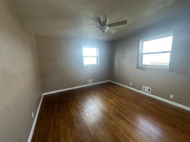 Building Photo - Four Bedroom, Two Bathroom, Pet Friendly H...