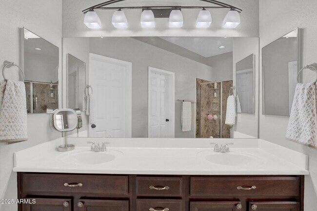 Building Photo - 10226 E Lakeview Ave