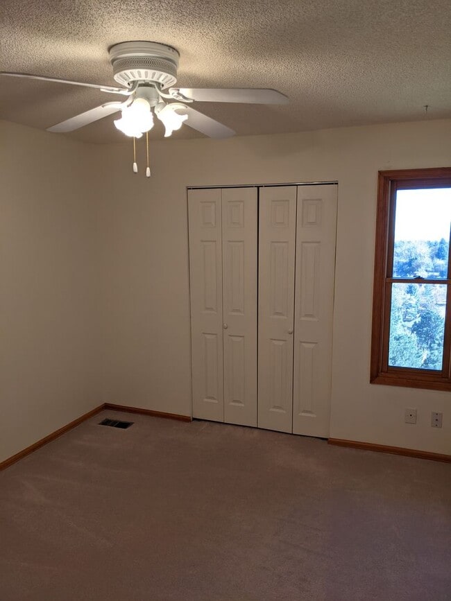 Building Photo - Stunning Golden Townhouse On Top of The World!