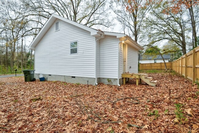 Building Photo - COMING SOON! Modern Living Awaits in This Fully Renovated 2BR Home in Rock Hill!