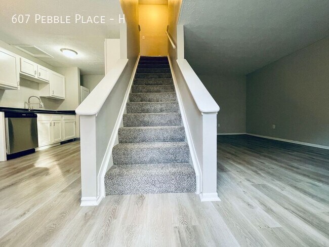 Building Photo - 607 Pebble Pl Dr