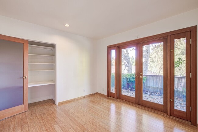 Building Photo - HOLIDAY SPECIAL***2 WEEKS FREE** 3 Bed/2 Bath Oasis in Royal Woods - Available Now