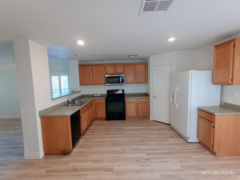 Building Photo - 674 Iron Bridge St