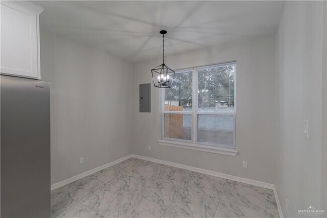 Building Photo - 5504 N Crown Point