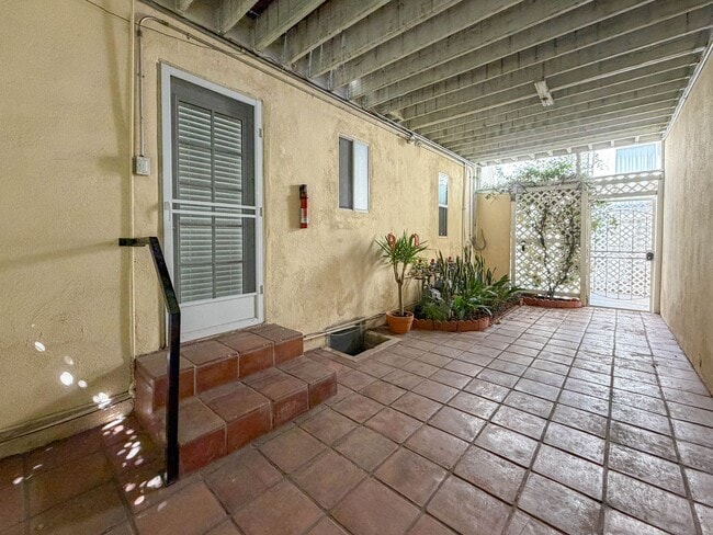 Building Photo - 10428 Riverside Dr