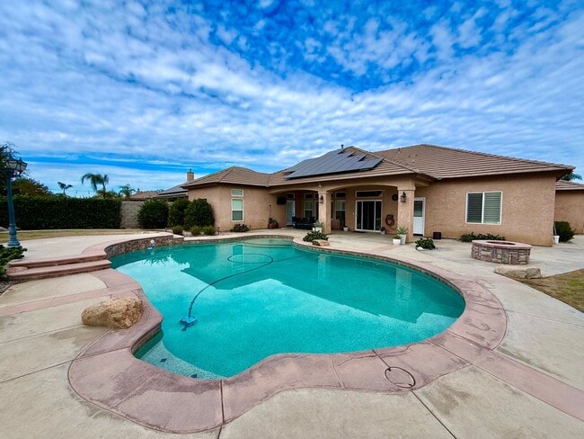 Building Photo - Stunning Silver Oak Ranch Home!