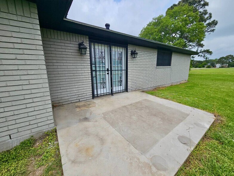 Building Photo - 5840 Oleander St