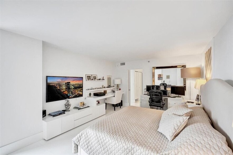 Building Photo - 20355 NE 34th Ct