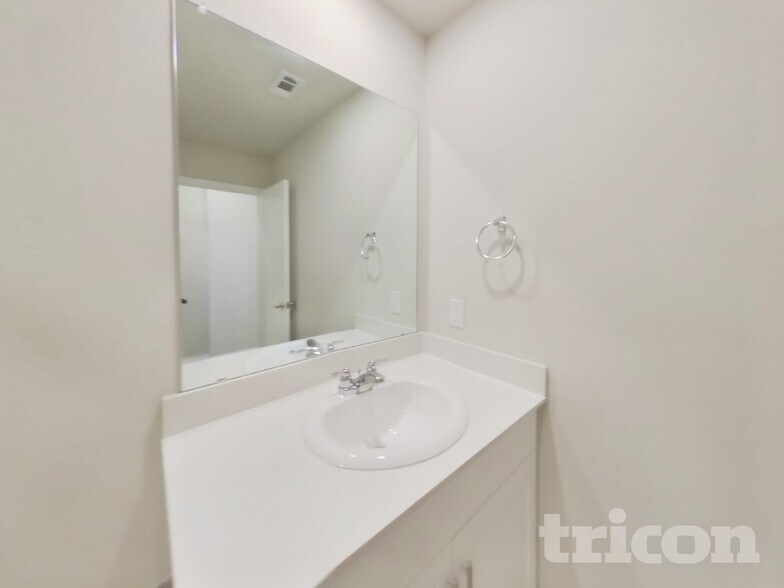 Building Photo - 5116 Saddle Clb Dr