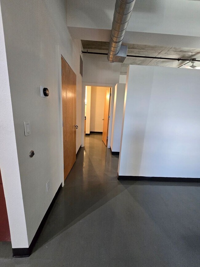 Building Photo - Beautiful 2BR , 2BA 2nd floor loft in East...