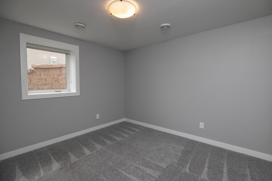Building Photo - 699 Steenhoek Ln NE