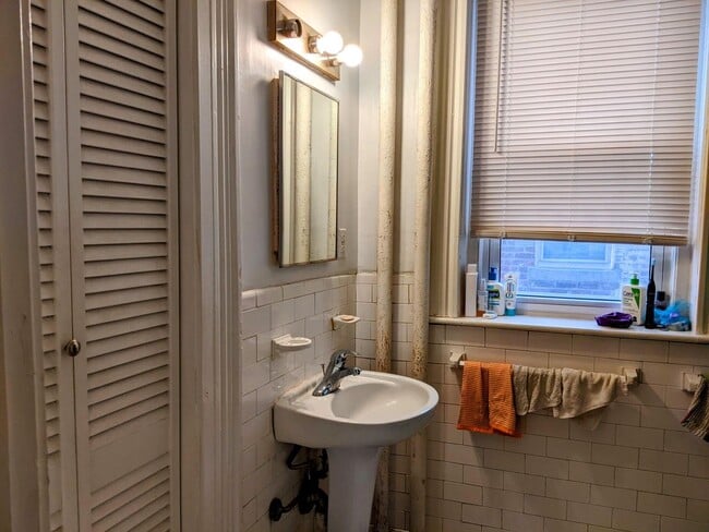 Building Photo - Amazing 3 bed in Coolidge Corner...