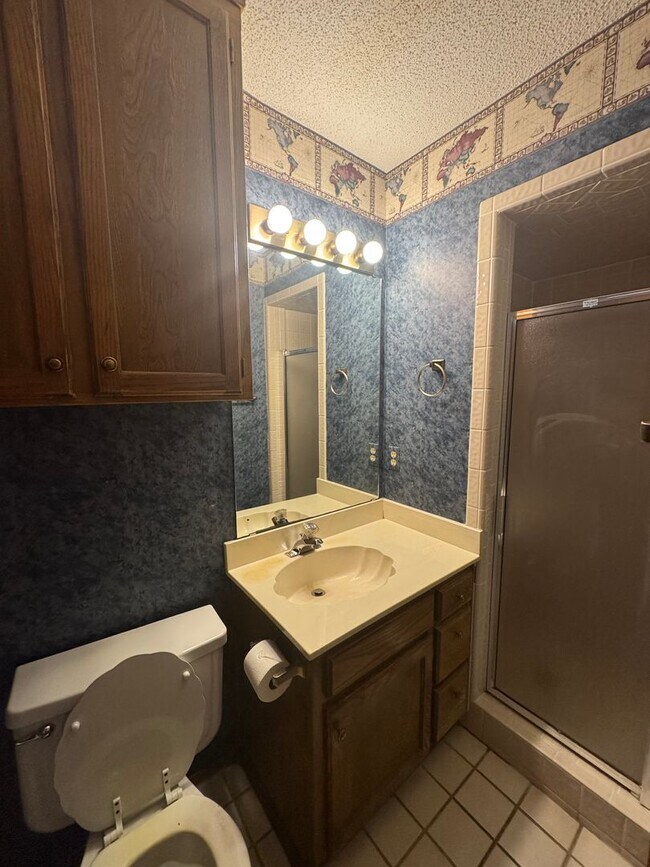 Building Photo - Adorable 4bedrooms 2bathrooms 2car garage CH/A