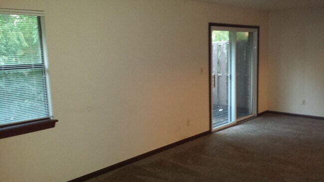 Building Photo - 505 Columbia Dr