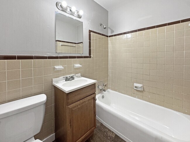 Building Photo - 1707 Buena Vista Cir SE