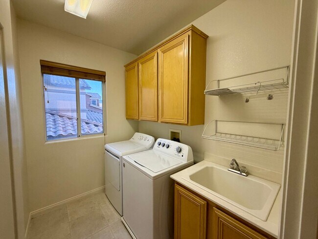 Building Photo - Lovely, large 4 bedroom